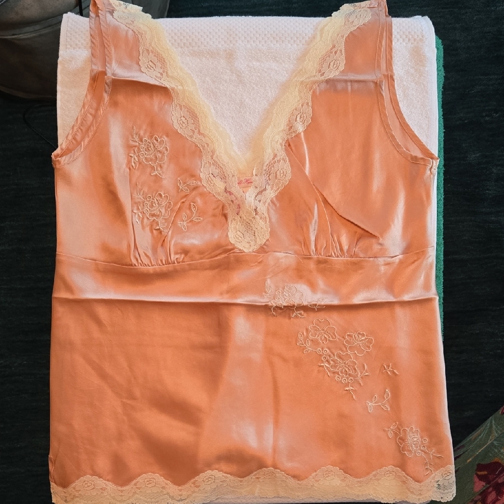 Gold Hawk Peach Satin Chemise with Lace Trim And Detail Size LG. NWT 100% SILK - Picture 2 of 9